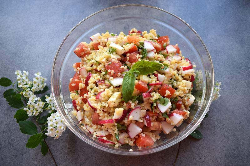 Sałatka z kaszą bulgur, mozarellą i pomidorem