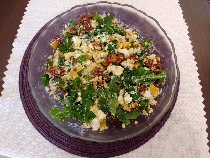 Sałatka z kaszą bulgur, papryką, fetą i rukolą