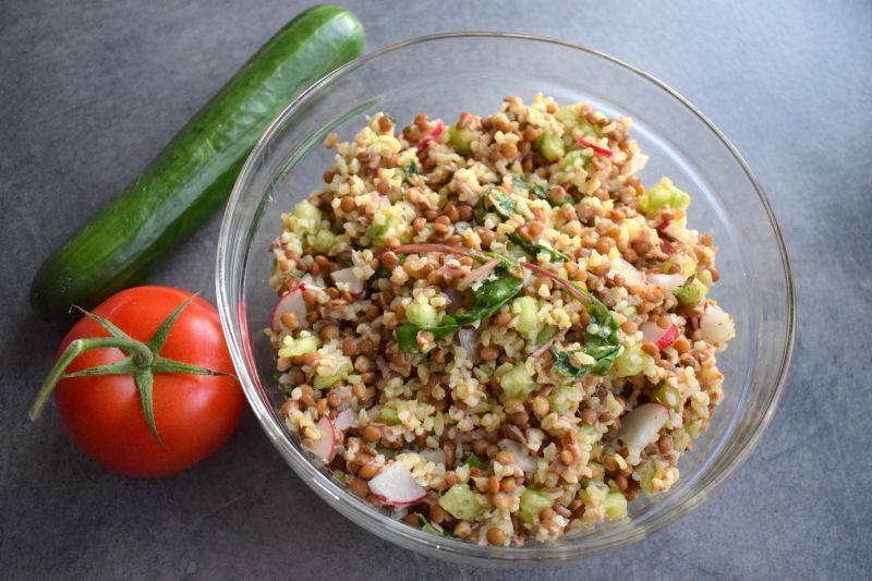 Sałatka z kaszą bulgur, tuńczykiem i botwinką