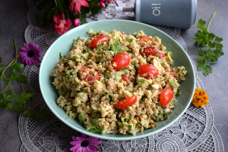 Sałatka z kaszą bulgur, wędzoną makrelą i awokado Sałatka z kaszą bulgur, wędzoną makrelą i awokado