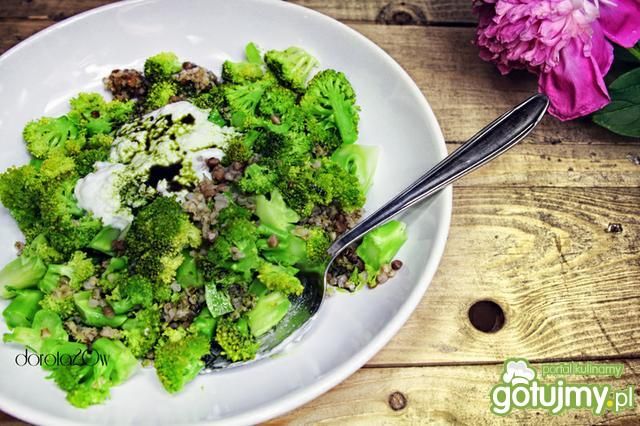 Sałatka z kaszą gryczaną i brokułem