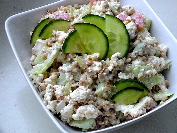 Sałatka z kaszą gryczaną i naturalnym twarogiem Sałatka z kaszą gryczaną i naturalnym twarogiem