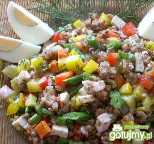 Sałatka z kaszą i papryką