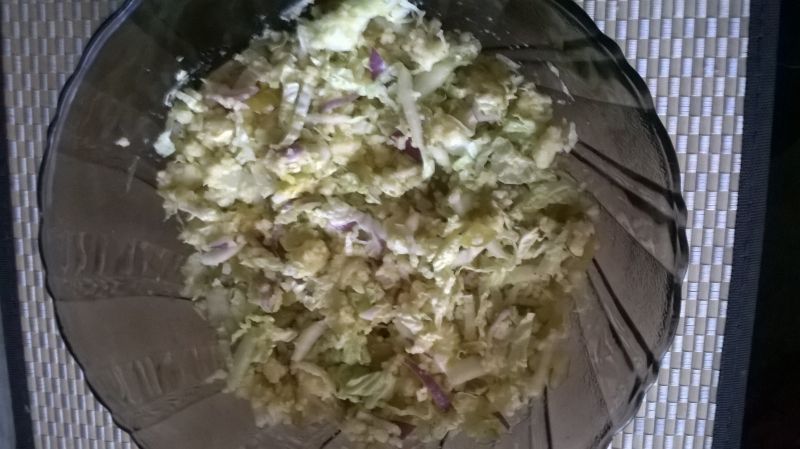 SAŁATKA Z KASZĄ JAGLANĄ I OGÓRKIEM KWASZONYM