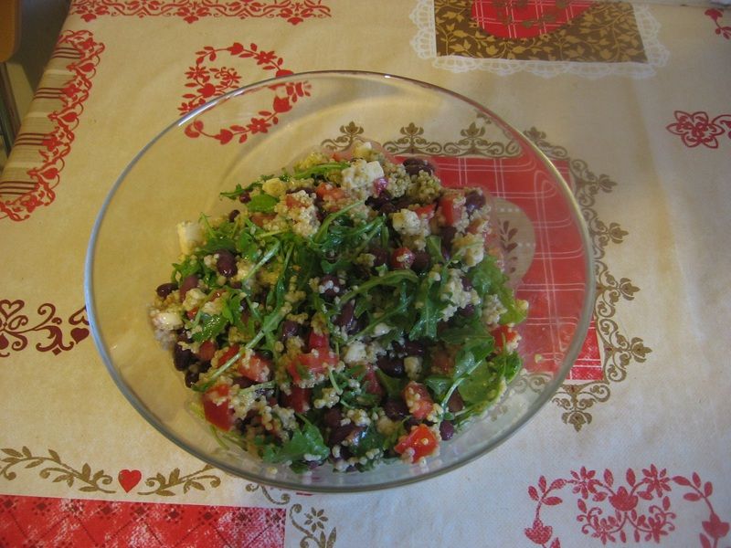 Sałatka z kaszą jaglaną i rukolą