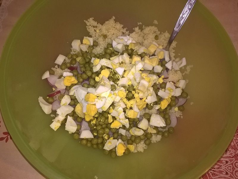 Sałatka z kaszą jaglaną, kaparami i jajkiem