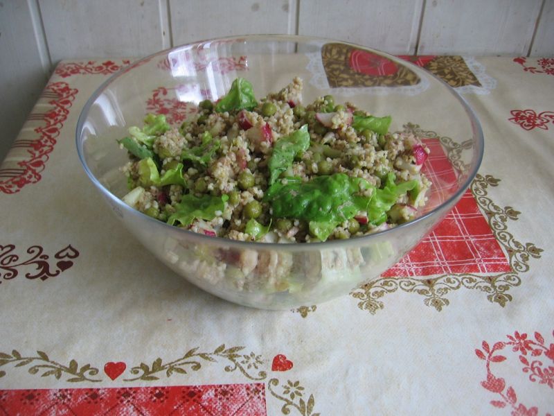 Sałatka z kaszą jaglaną, tuńczykiem i rzodkiewką