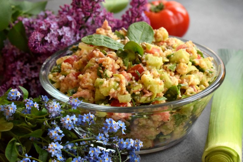 Sałatka z kaszą jaglaną, tuńczykiem i warzywami