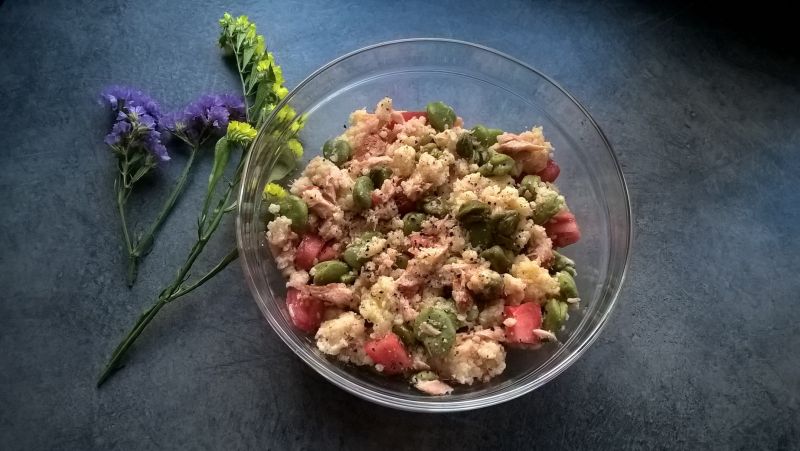 Sałatka z kaszą jaglaną, wędzonym łososiem i bobem