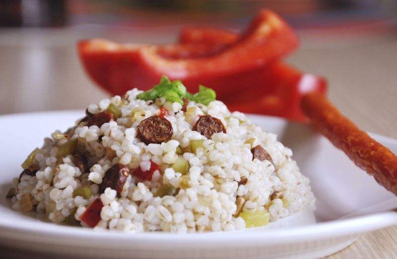 Sałatka z kaszą jęczmienną i kabanosami