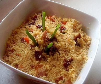 Sałatka z kaszą kuskus i suszonymi pomid