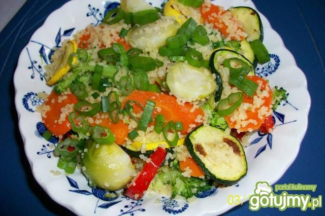 Sałatka z kaszą kuskus i warzywami :)
