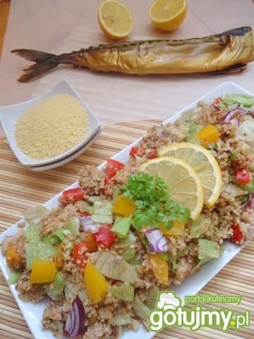 Sałatka z kaszą kuskus i wędzoną makrelą