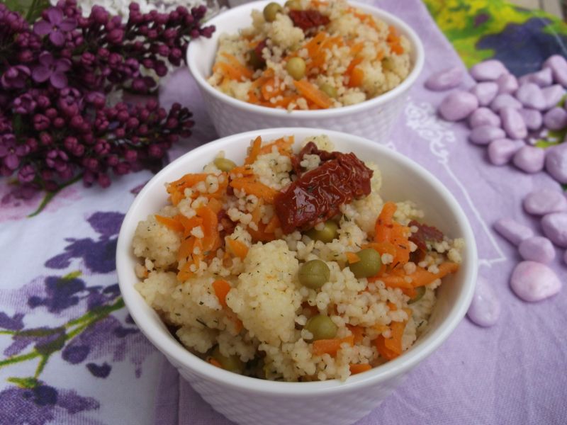 Sałatka z kaszą kuskus z suszonymi pomidorami Sałatka z kaszą kuskus z suszonymi pomidorami