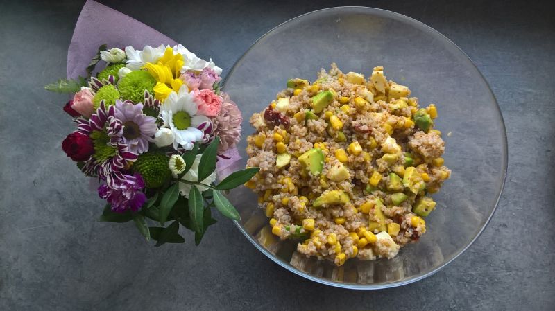 Sałatka z kaszą orkiszową i awokado