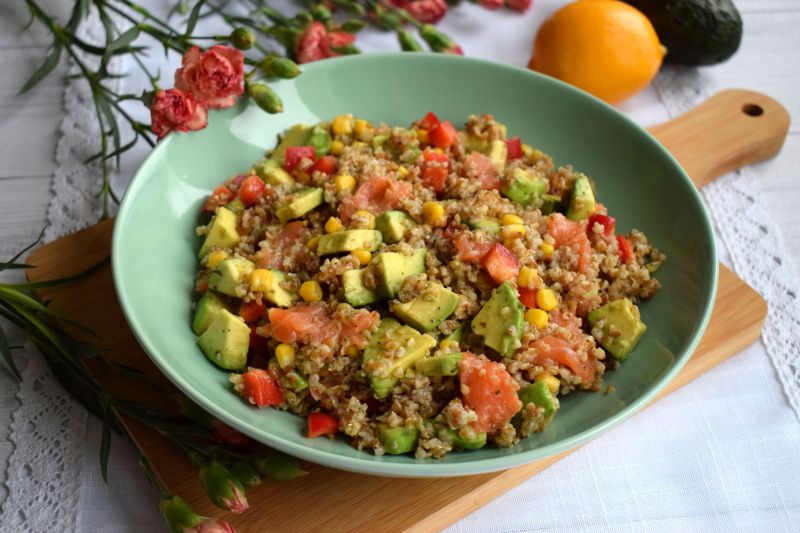 Sałatka z kaszą orkiszową, łososiem i awokado