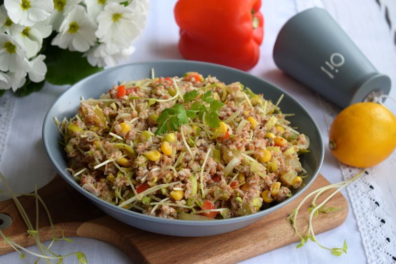 Sałatka z kaszą orkiszową, tuńczykiem i porem