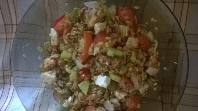 Sałatka z kaszą owsianą fetą i kurczakiem