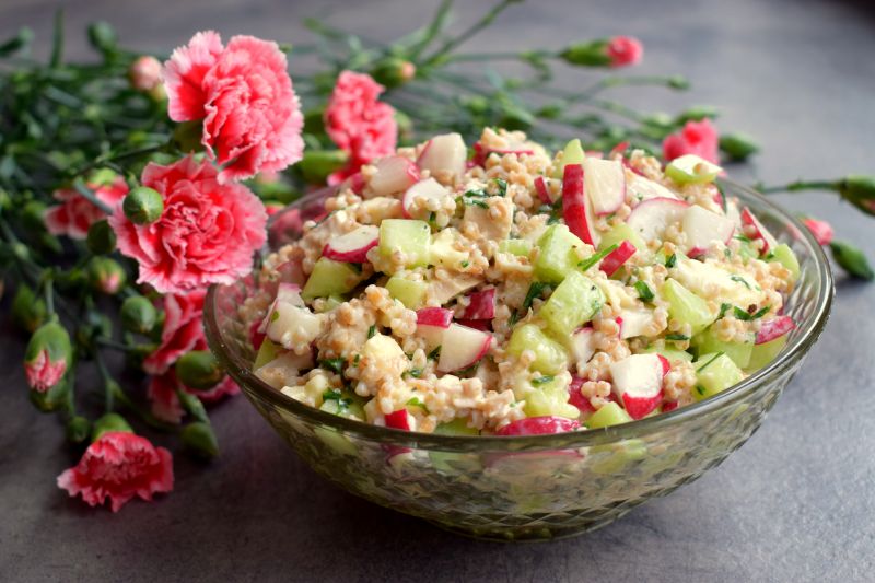 Sałatka z kaszą owsianą i pieczonym indykiem Sałatka z kaszą owsianą i pieczonym indykiem