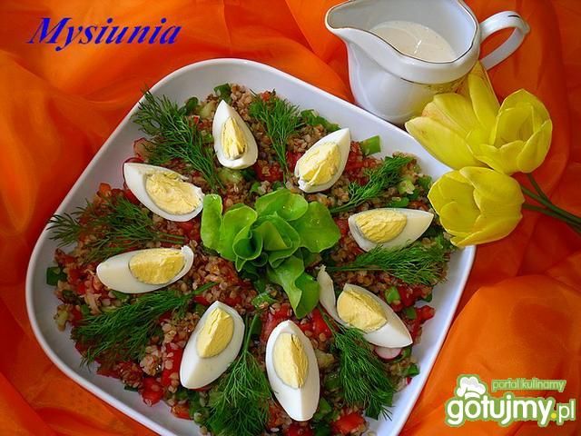 Sałatka z kaszy gryczanej podana z sosem Sałatka z kaszy gryczanej podana z sosem