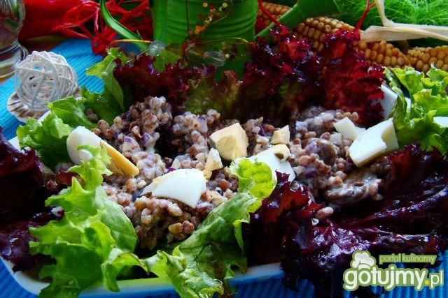 Sałatka z kaszy gryczanej z bobu i jajek