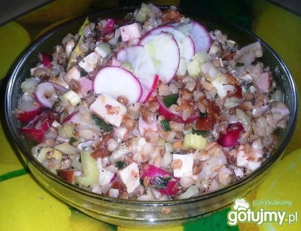 Sałatka z kaszy gryczanej z boczkiem