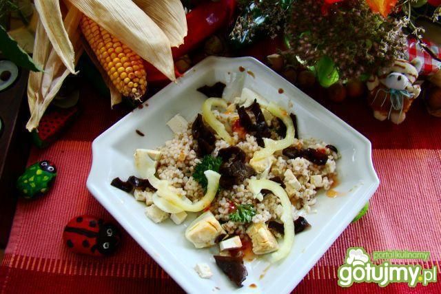 Sałatka z kaszy i grzybów mun z tofu