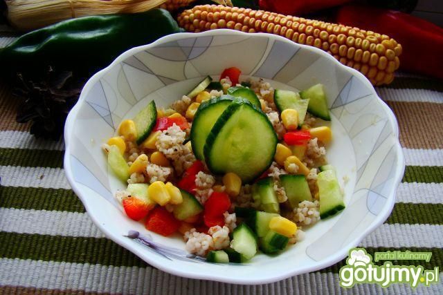 Sałatka z kaszy i warzyw z oliwą 