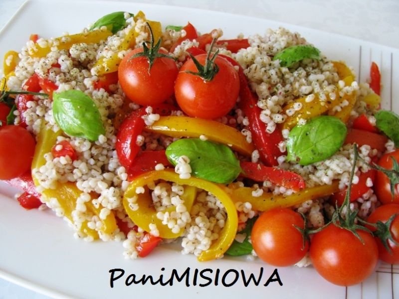 Sałatka z kaszy jęczmiennej i pieczonej papryki