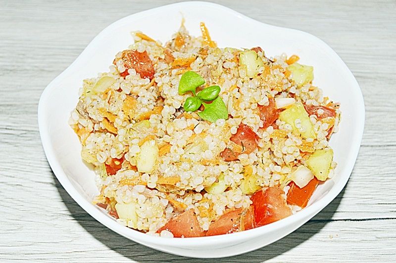 Sałatka z kaszy jęczmiennej i świeżych warzyw