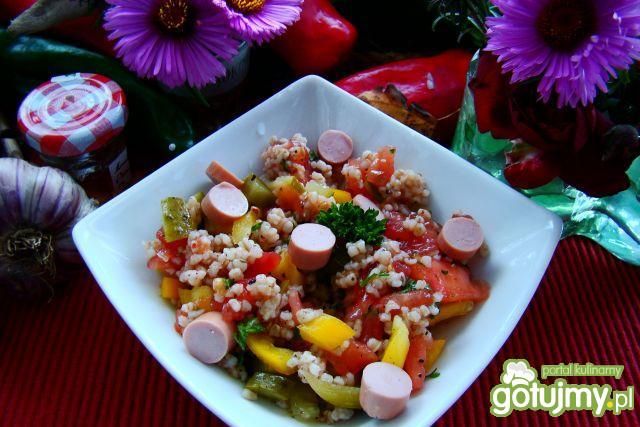 Sałatka z kaszy jęczmiennej z kiełbaską 