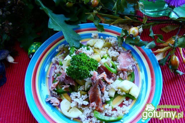 Sałatka z kaszy ogórków i łososia Sałatka z kaszy ogórków i łososia
