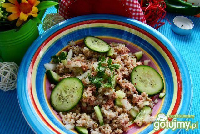 Sałatka z kaszy wiejskiej i ogórka 