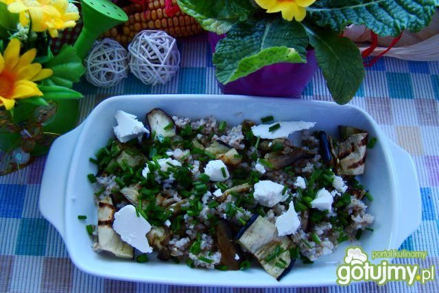 Sałatka z kaszy z grillowanym bakłażane