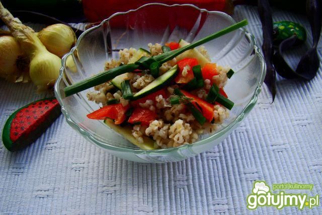 Sałatka z kaszy z sosem czosnkowym 