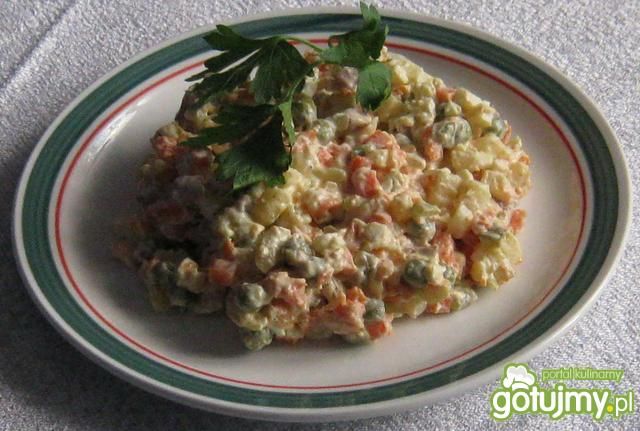 Sałatka z kiełbasą. Sałatka z kiełbasą.