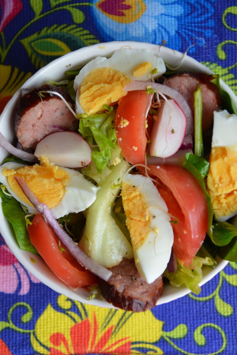 Sałatka z kiełbasą i jajkiem Sałatka z kiełbasą i jajkiem