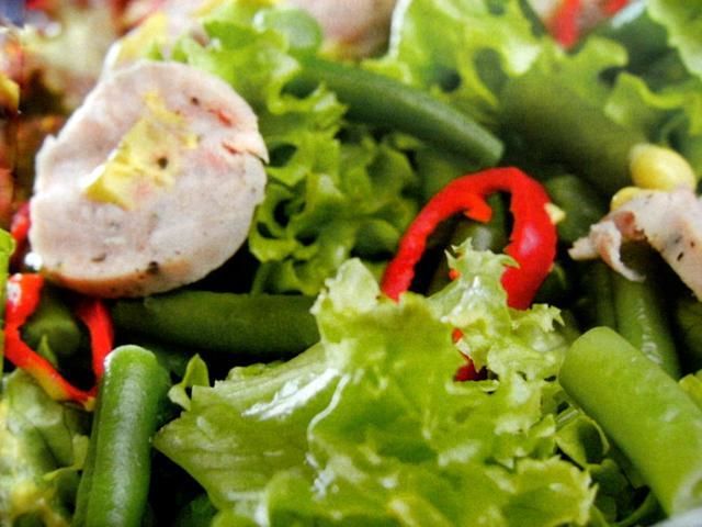 Sałatka z kiełbasą w miodowym  sosie Sałatka z kiełbasą w miodowym  sosie