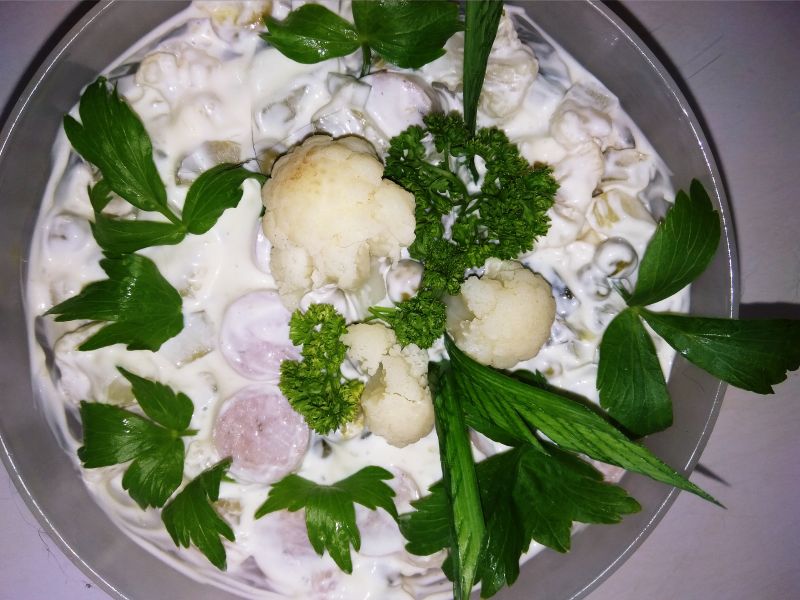 Sałatka z kiełbaskami grillowymi i kalafiorem. Sałatka z kiełbaskami grillowymi i kalafiorem.