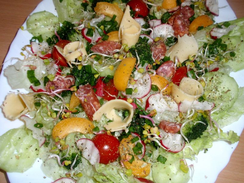 Sałatka z kiełbaskami wędzonymi 