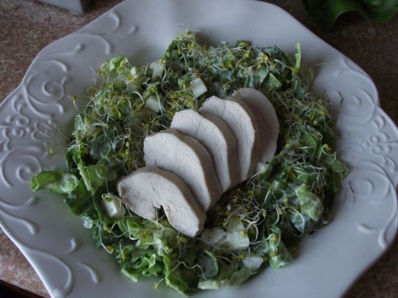 Sałatka z kiełkami brokuła i gotowanym kurczakiem