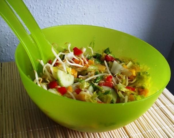 Salatka z kielkami i mango