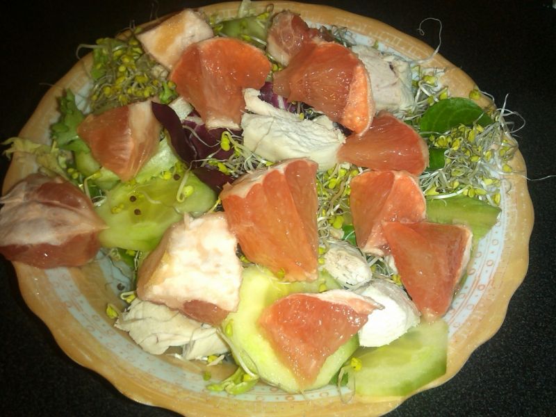 Sałatka z kiełkami, indykiem i grejpfrutem 