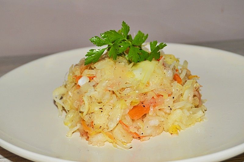 Sałatka z kiszonej kapusty, jabłka i cebuli Sałatka z kiszonej kapusty, jabłka i cebuli