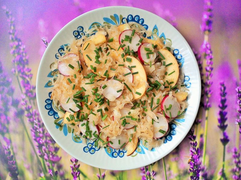 Sałatka z kiszonej kapusty z rzodkiewką i jabłkiem Sałatka z kiszonej kapusty z rzodkiewką i jabłkiem