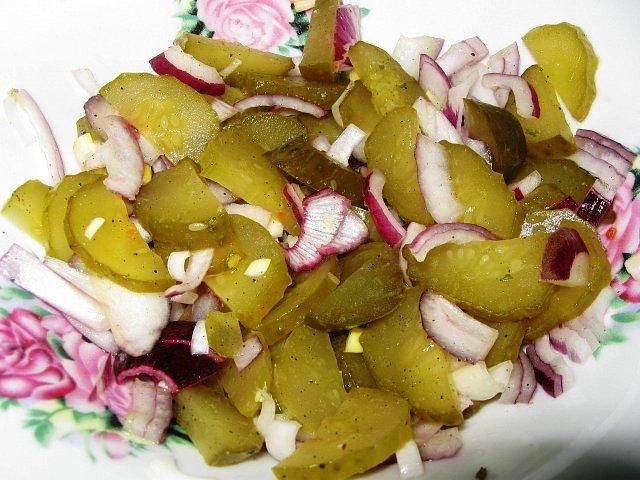 Sałatka z kiszonych ogórków i cebuli