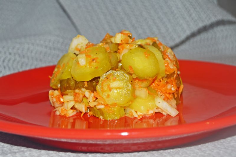 Sałatka z kiszonych ogórków z marchwią i jabłkiem Sałatka z kiszonych ogórków z marchwią i jabłkiem