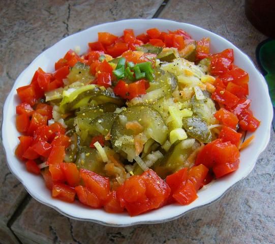 Sałatka z kiszonych ogórków z papryką Sałatka z kiszonych ogórków z papryką