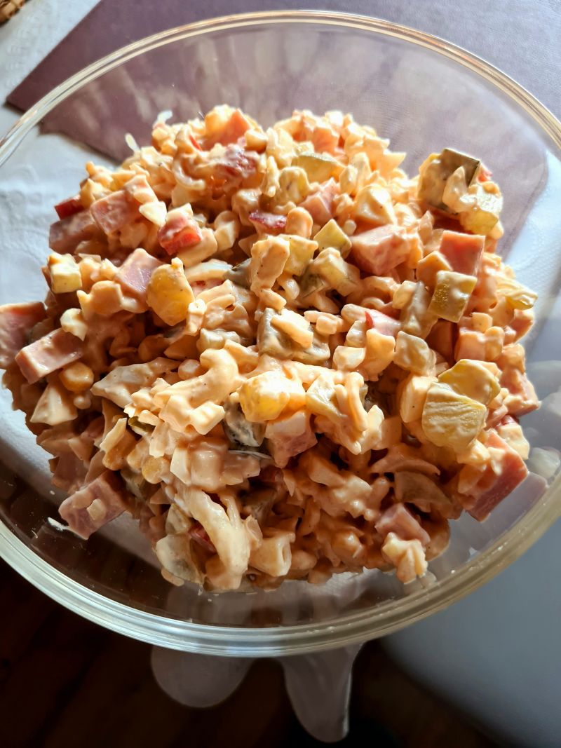 Sałatka z kiszonymi ogórkami i makaronem Sałatka z kiszonymi ogórkami i makaronem