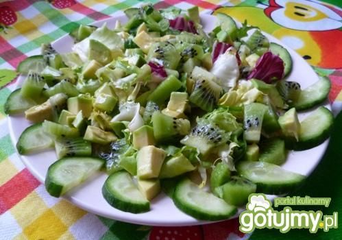 Sałatka z kiwi, avocado i ogórkiem  Sałatka z kiwi, avocado i ogórkiem